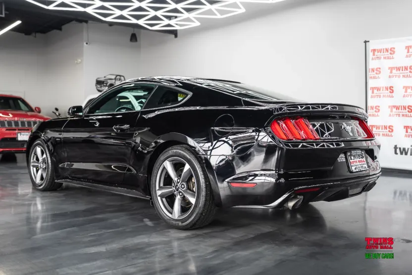 2016 Ford Mustang V6 photo 1