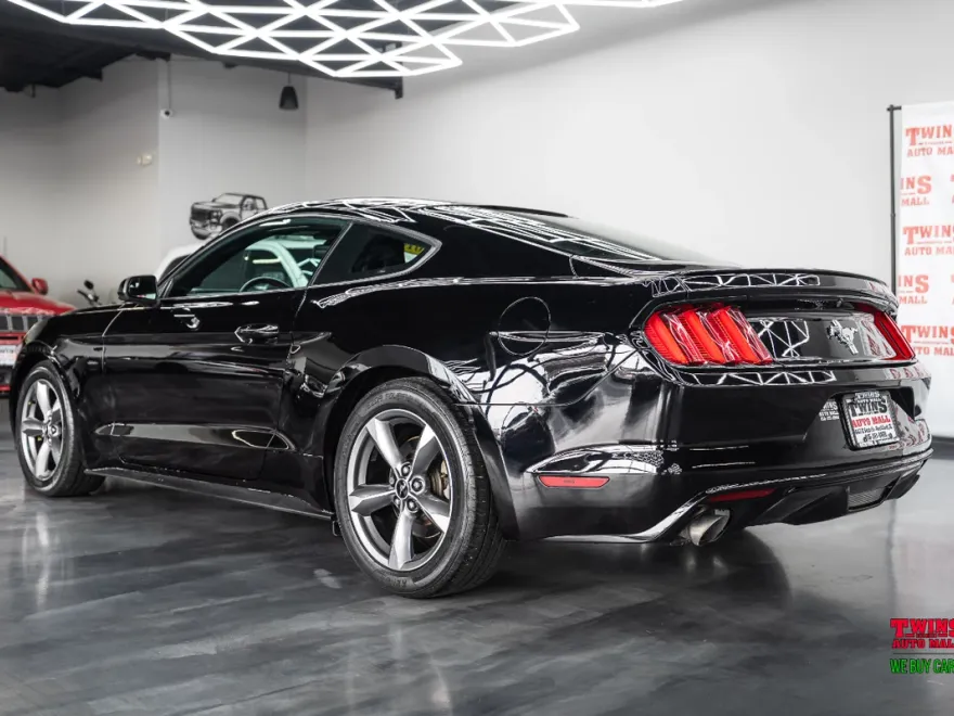 2016 Ford Mustang V6 photo 1