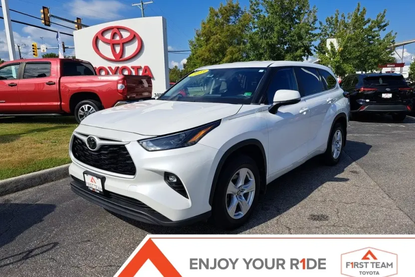 2023 Toyota Highlander LE photo 1