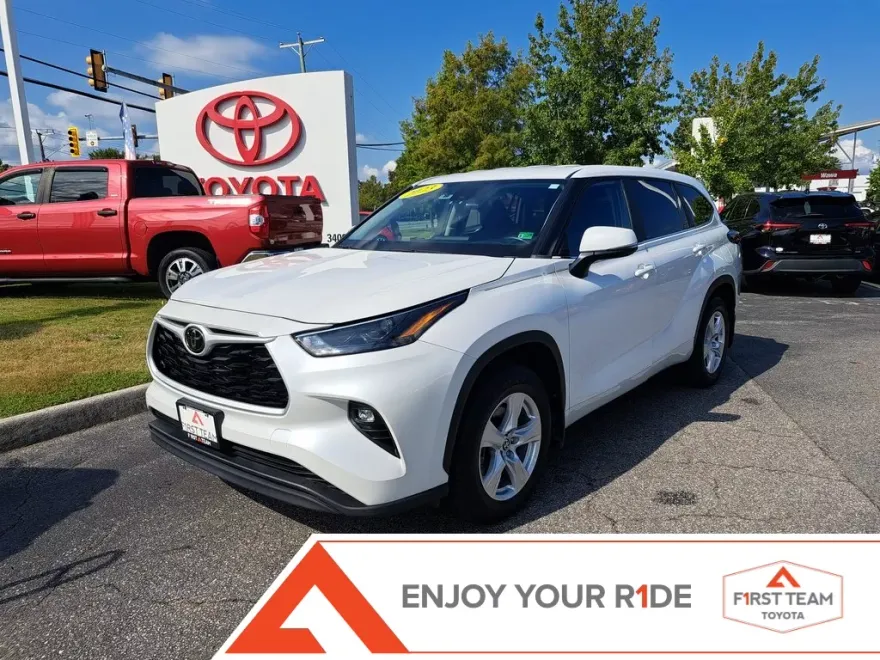 2023 Toyota Highlander LE photo 1