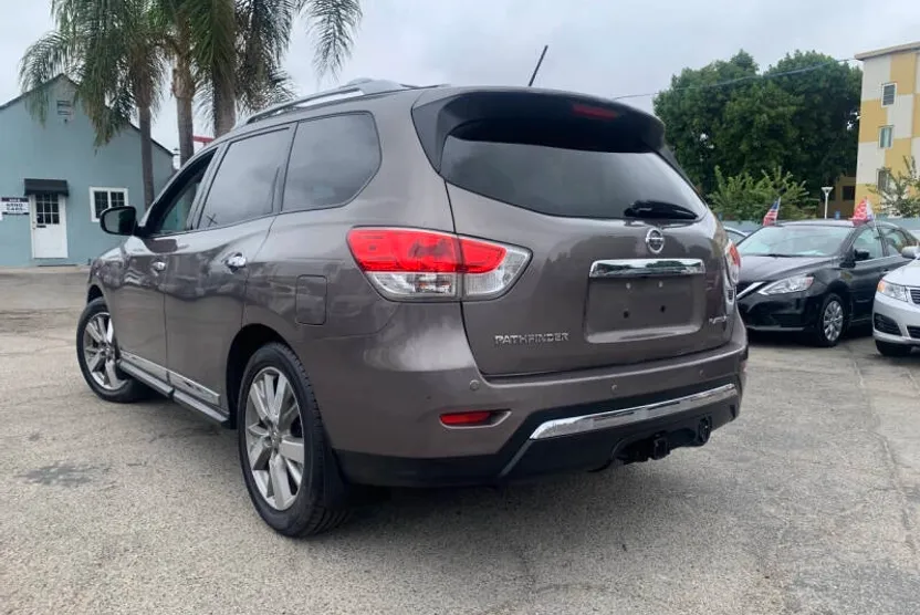 2014 Nissan Pathfinder Platinum photo 1