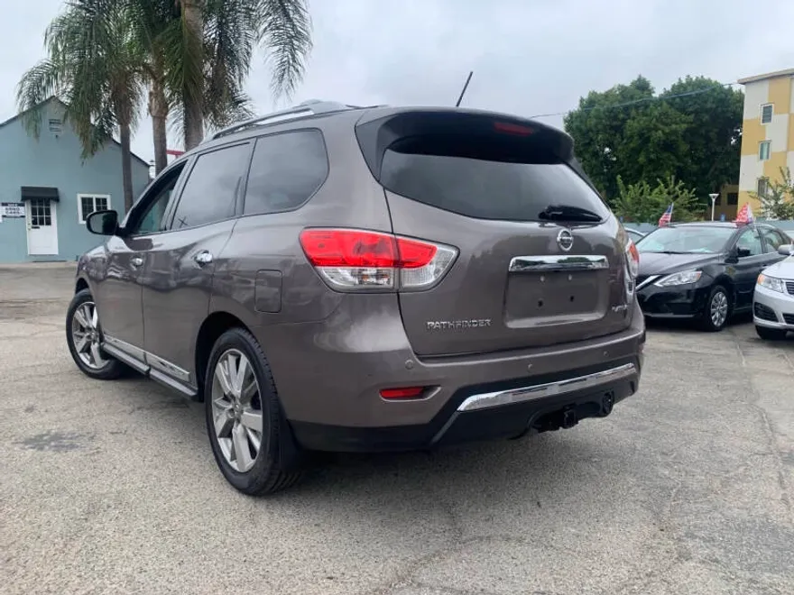 2014 Nissan Pathfinder Platinum photo 1