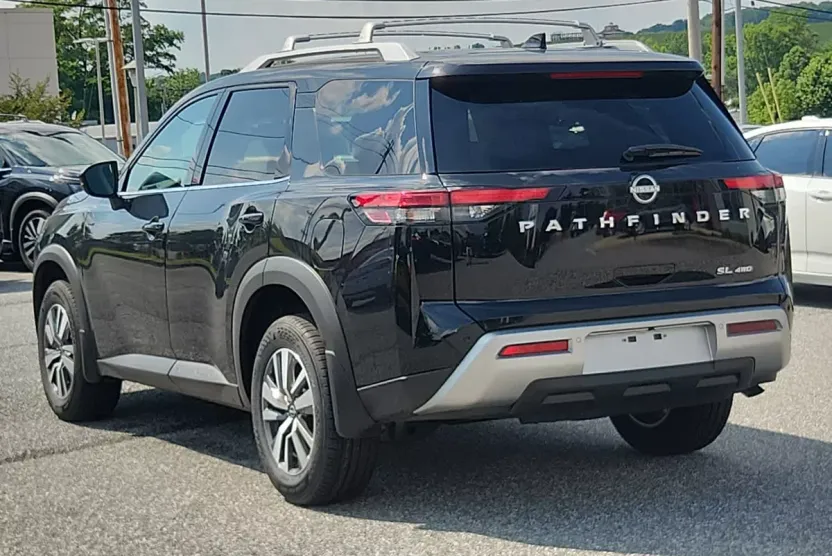 2025 Nissan Pathfinder SL photo 1