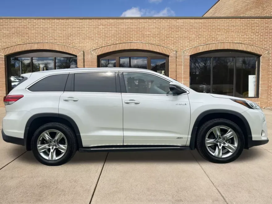 2019 Toyota Highlander Hybrid Limited photo 1