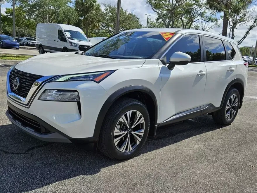 2022 Nissan Rogue SV photo 1