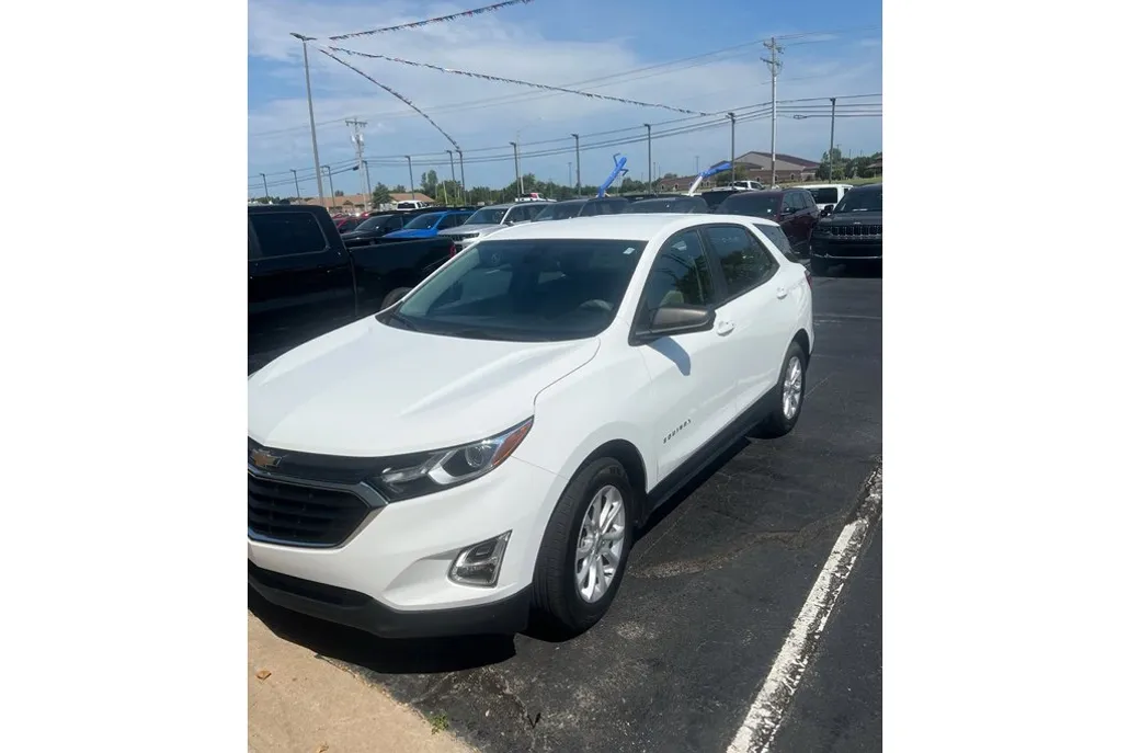 2021 Chevrolet Equinox LS photo 1