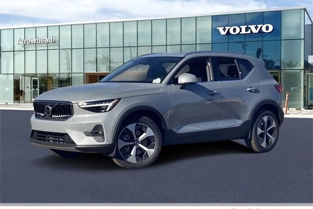 2025 Volvo XC40 Plus photo 1