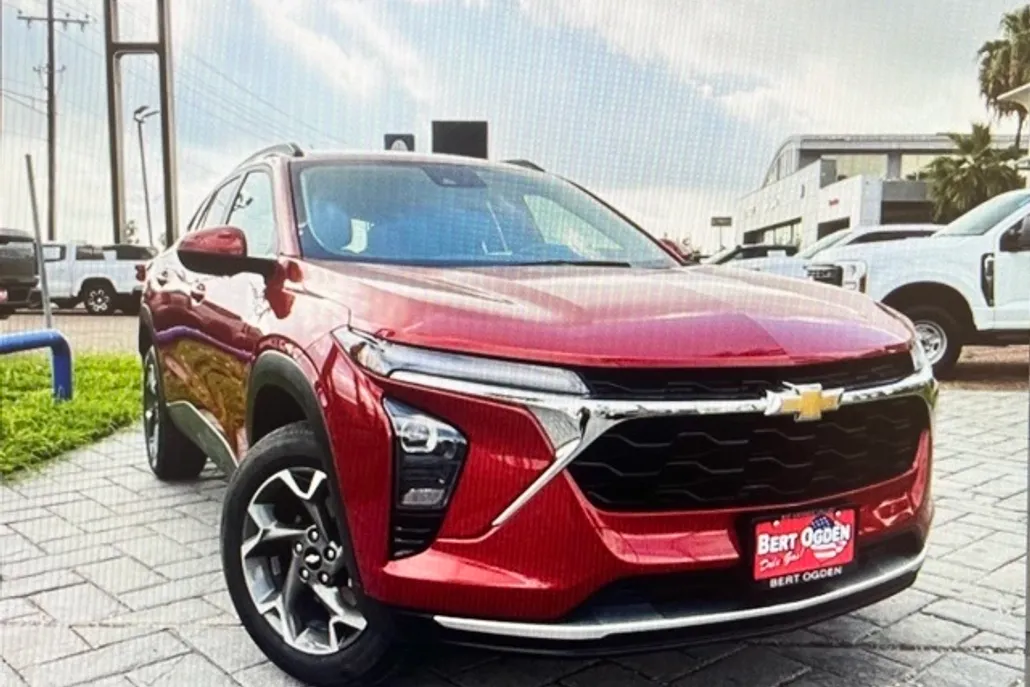 2024 Chevrolet Trax LT photo 1