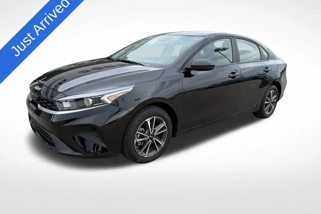 2024 Kia Forte LXS photo 1