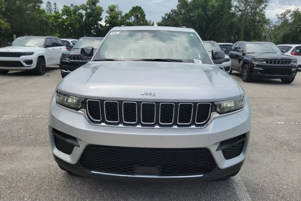 2025 Jeep Grand Cherokee Laredo photo 1