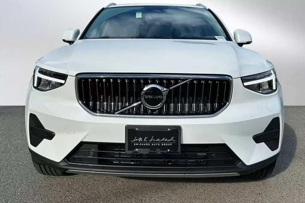 2025 Volvo XC40 Core photo 1