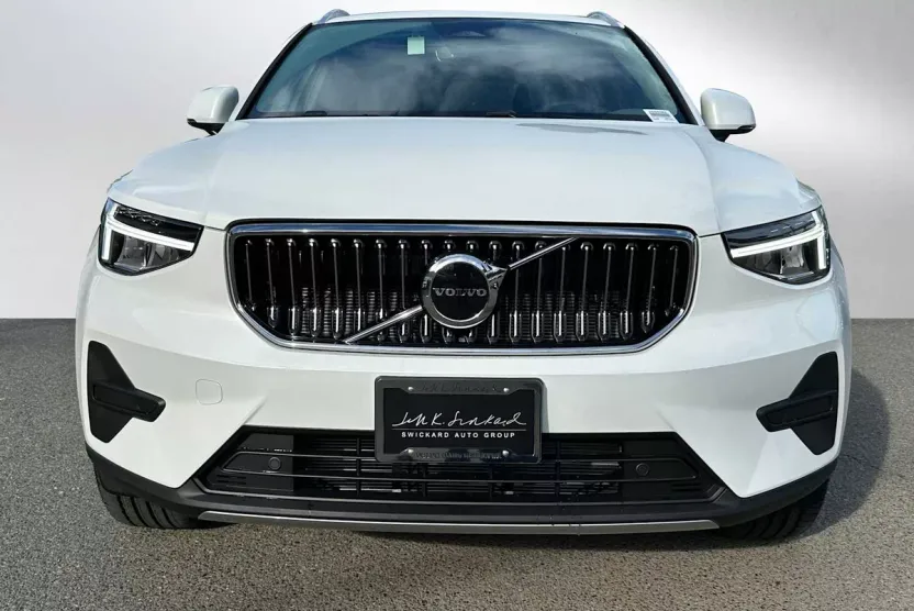 2025 Volvo XC40 Core photo 1