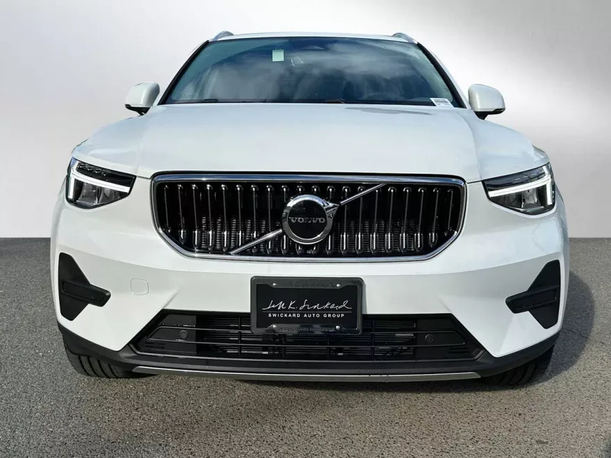 2025 Volvo XC40 Core photo 1