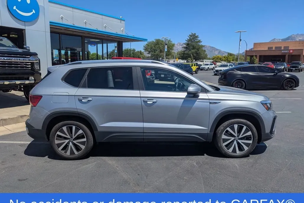 2022 Volkswagen Taos SE photo 1