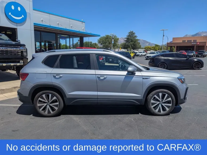 2022 Volkswagen Taos SE photo 1