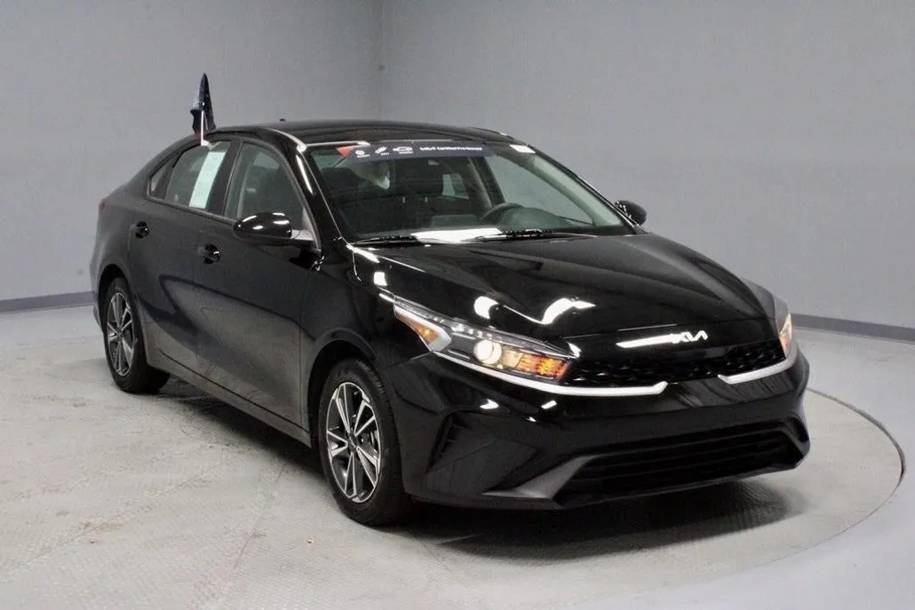 2023 Kia Forte LXS photo 1