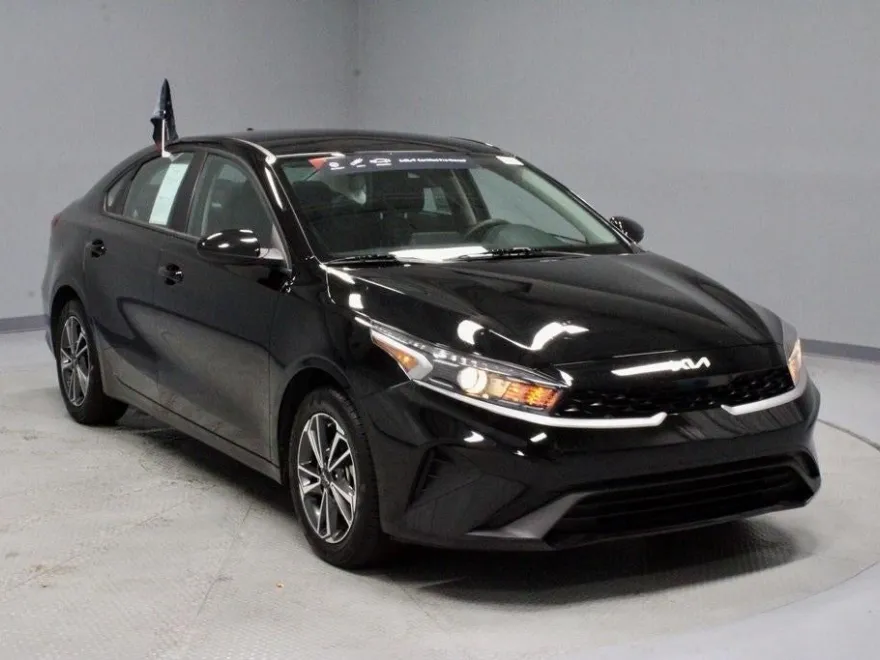 2023 Kia Forte LXS photo 1