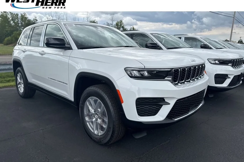 2025 Jeep Grand Cherokee Laredo photo 1