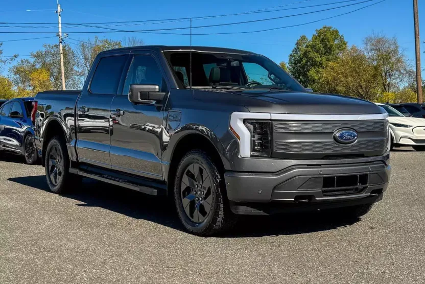 2023 Ford F-150 Lightning Lariat photo 1