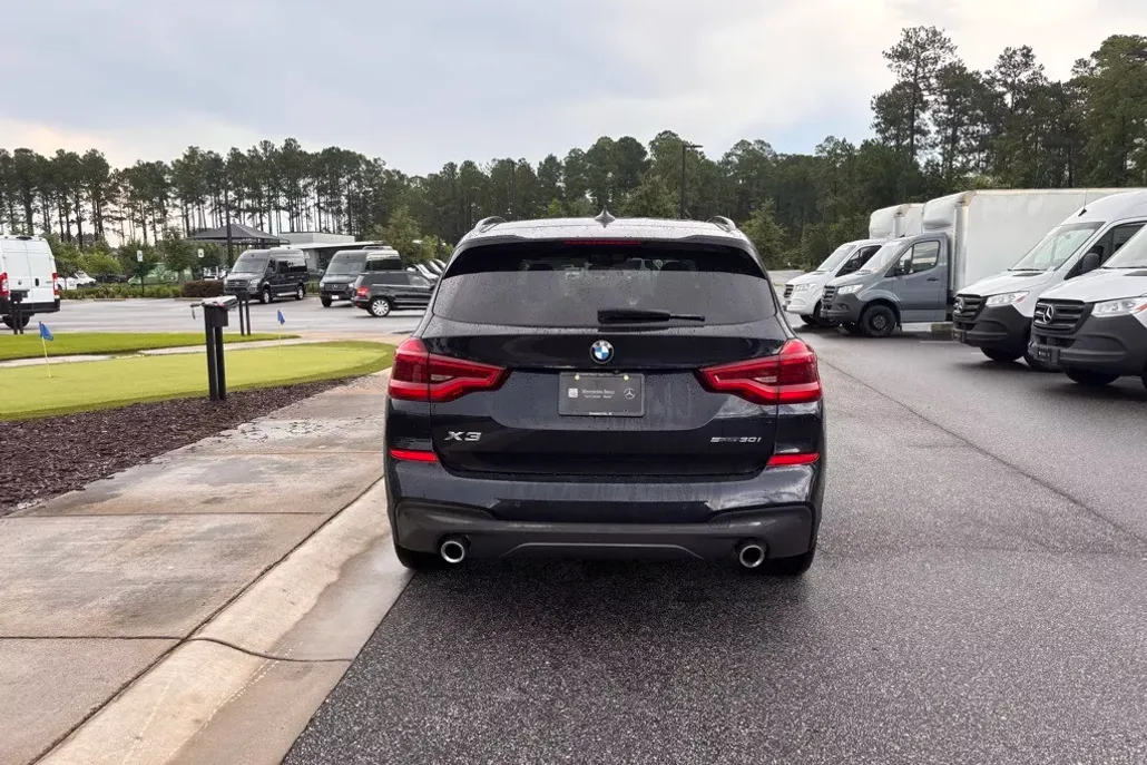 2019 Toyota RAV4 LE photo 1