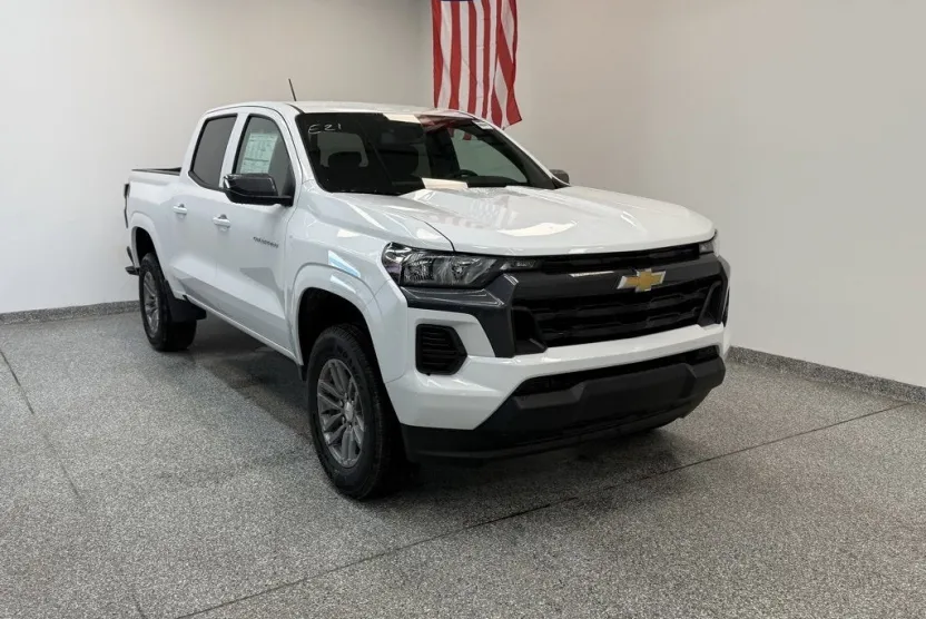 2025 Chevrolet Colorado Work Truck LT photo 1