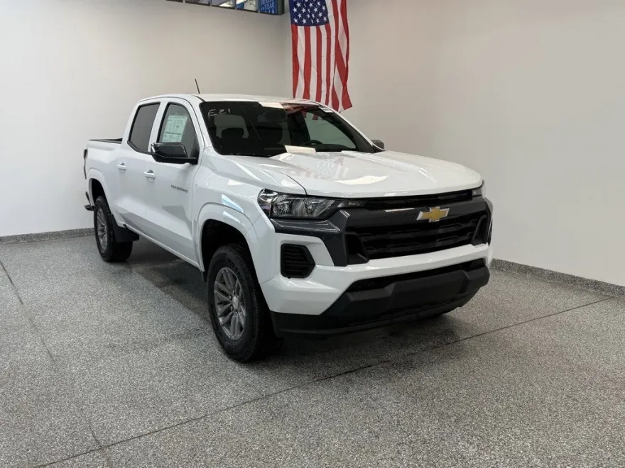 2025 Chevrolet Colorado Work Truck LT photo 1