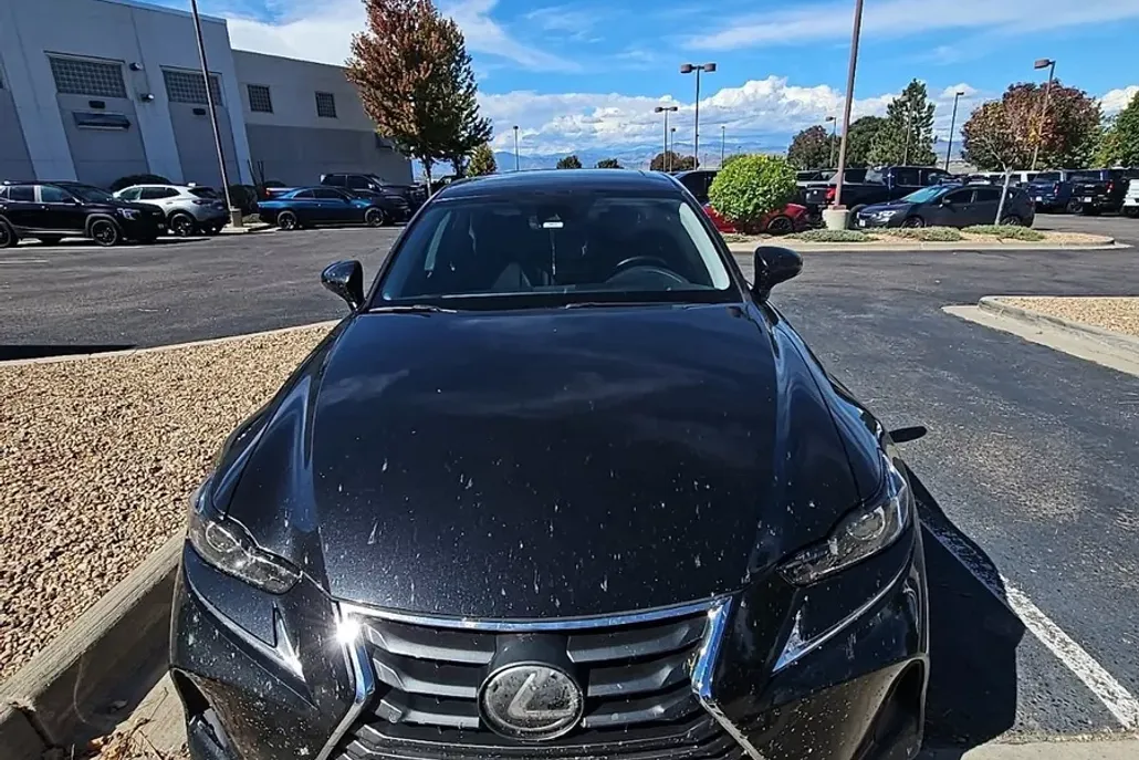 2017 Lexus IS 300 photo 1