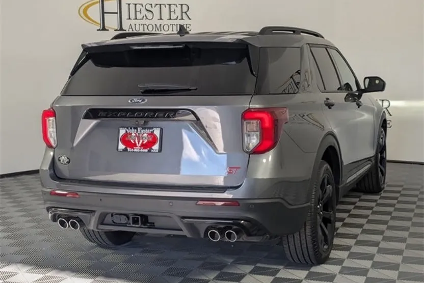 2023 Ford Explorer ST photo 1