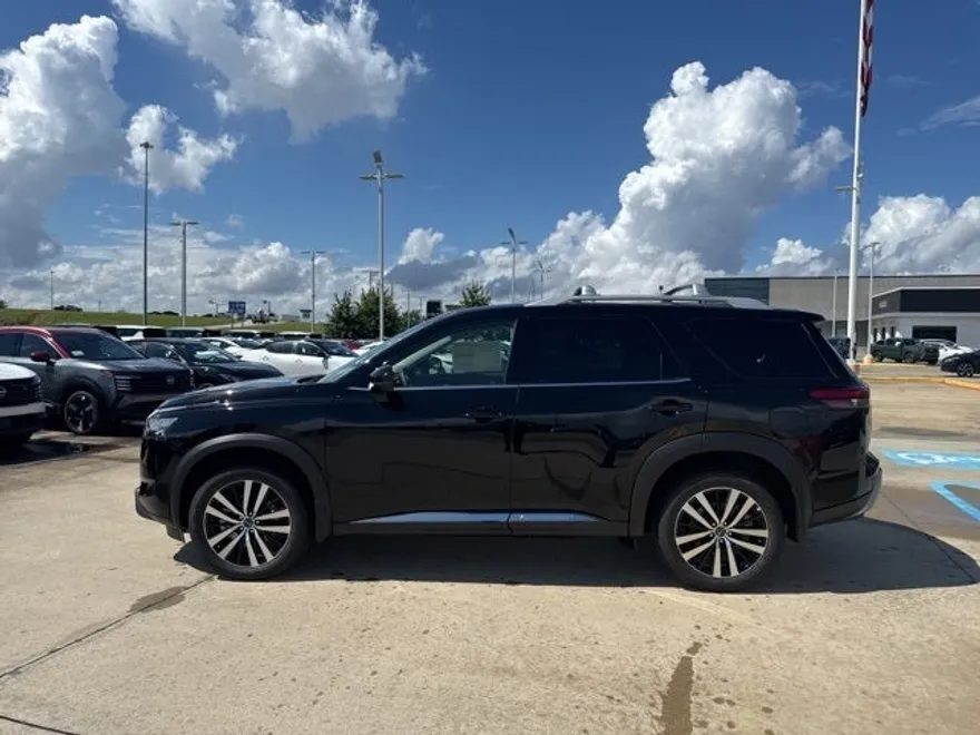 2025 Nissan Pathfinder Platinum photo 1