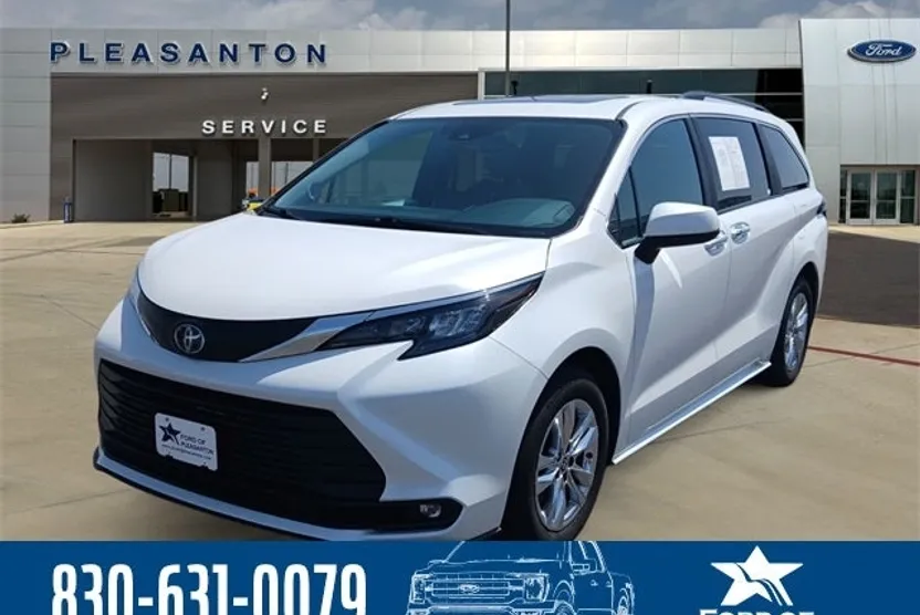 2025 Toyota Sienna XLE photo 1