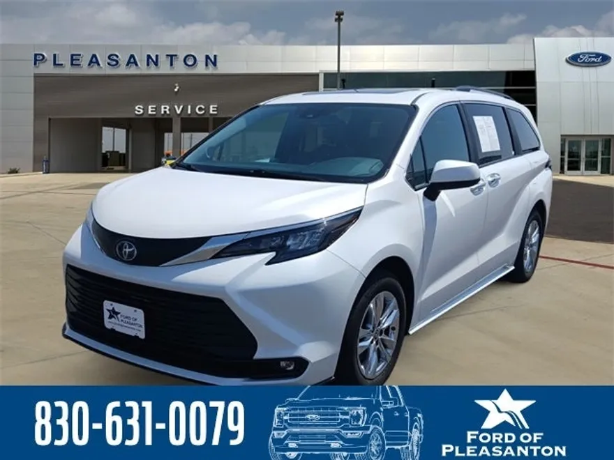 2025 Toyota Sienna XLE photo 1