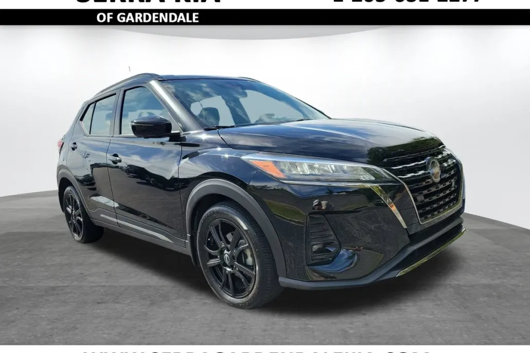 2023 Nissan Kicks SR photo 1