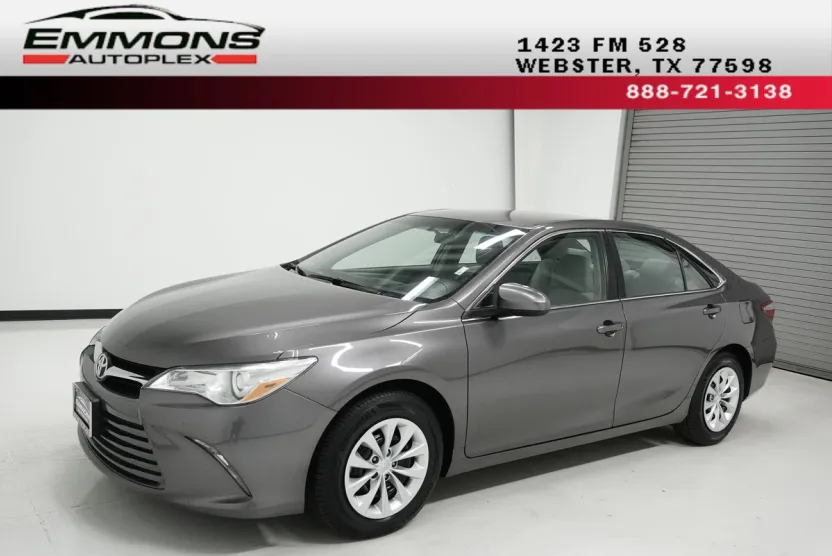2016 Toyota Camry LE photo 1