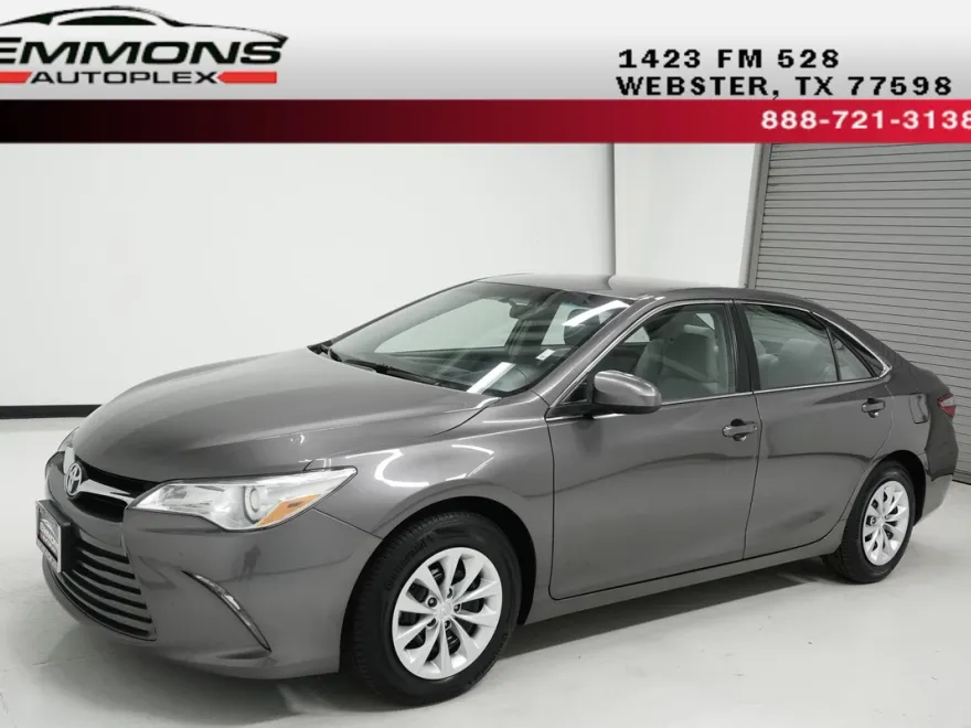 2016 Toyota Camry LE photo 1