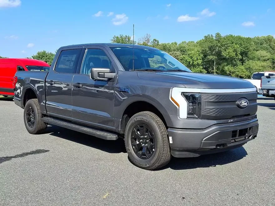 2025 Ford F-150 Lightning XLT photo 1