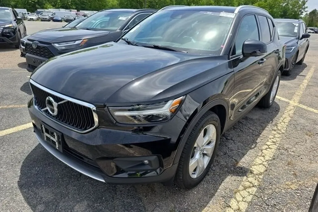 2021 Volvo XC40 Momentum photo 1