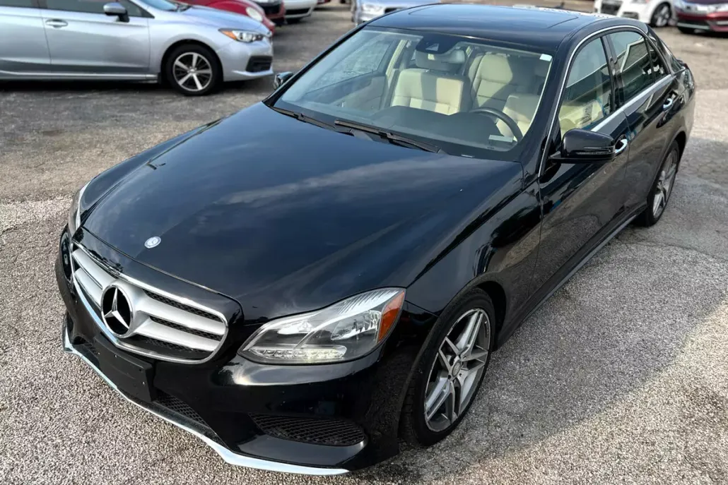 2016 Mercedes Benz E 4MATIC Sedan photo 1