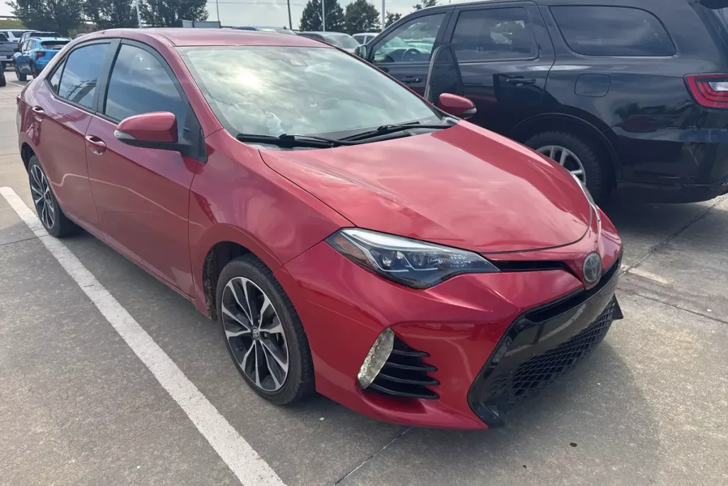 2017 Toyota Corolla SE photo 1
