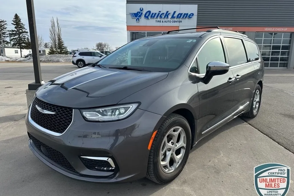 2023 Chrysler Pacifica Limited photo 1