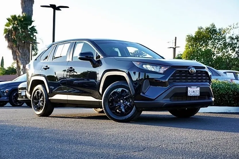 2022 Toyota RAV4 LE photo 1