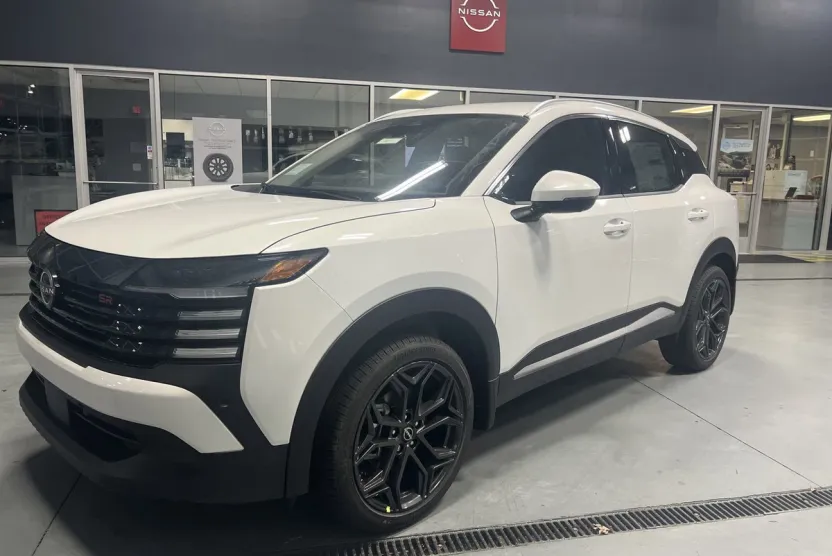2025 Nissan Kicks SR photo 1