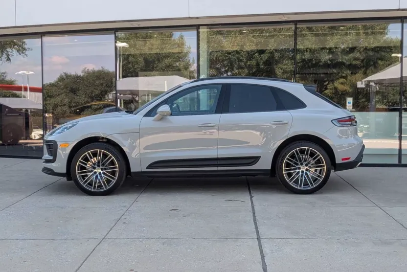 2025 Porsche Macan T photo 1