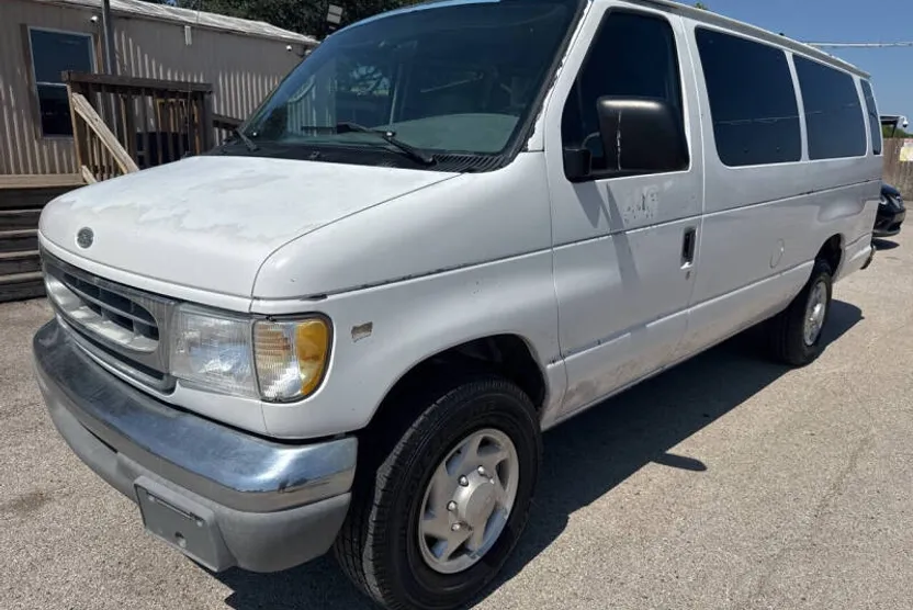 2001 Ford E-350 XLT photo 1