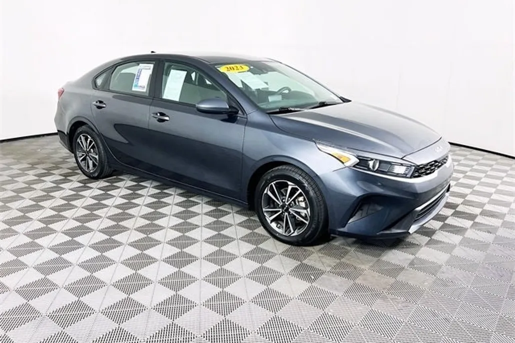 2023 Kia Forte LXS photo 1