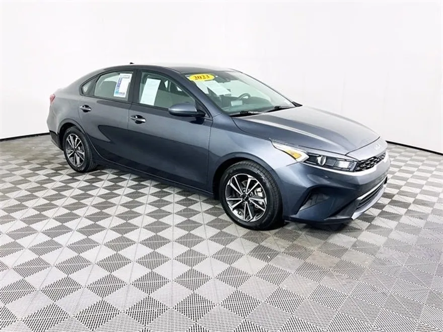 2023 Kia Forte LXS photo 1