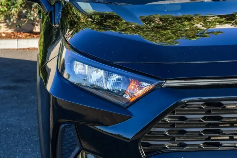 2021 Toyota RAV4 LE photo 1