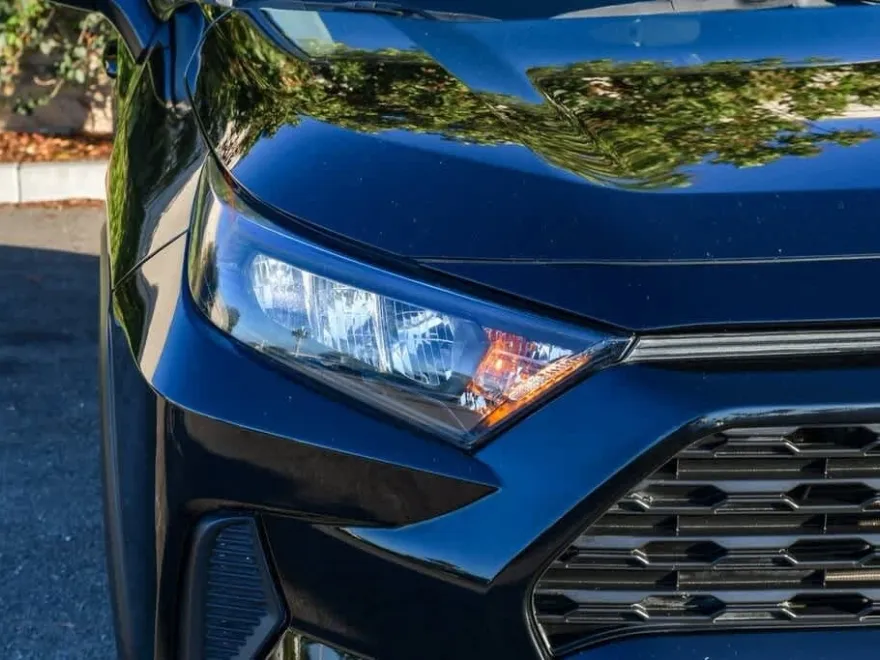 2021 Toyota RAV4 LE photo 1