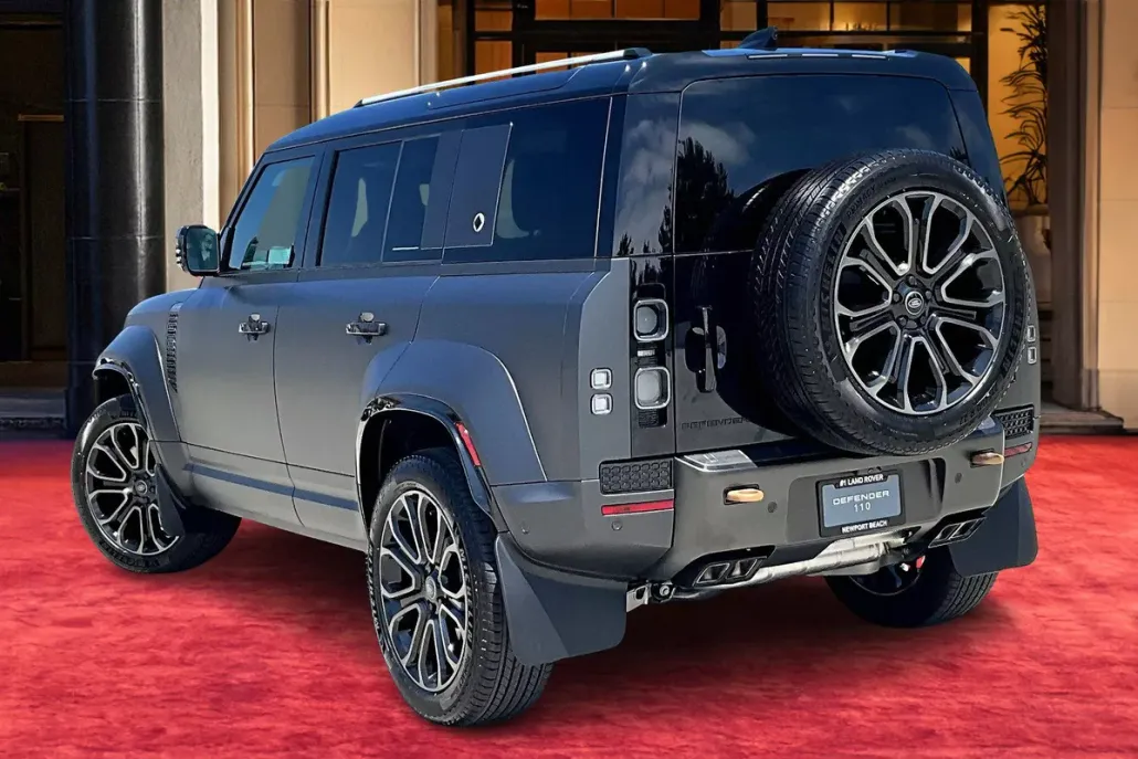 2025 Land Rover Defender 110 photo 1