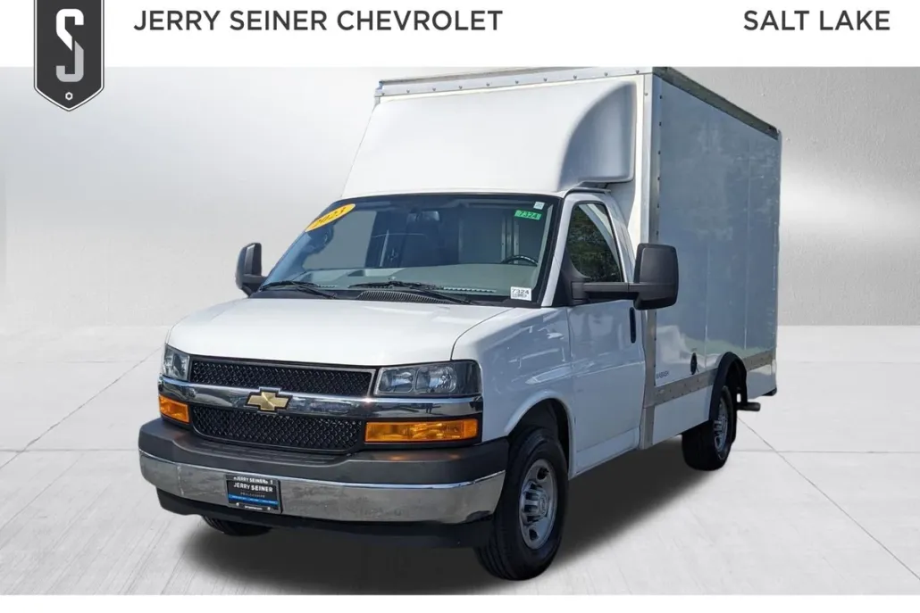 2023 Chevrolet Express Cutaway 3500 photo 1