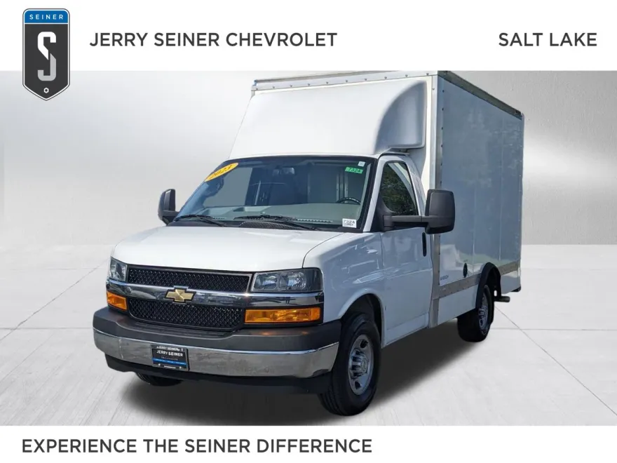 2023 Chevrolet Express Cutaway 3500 photo 1